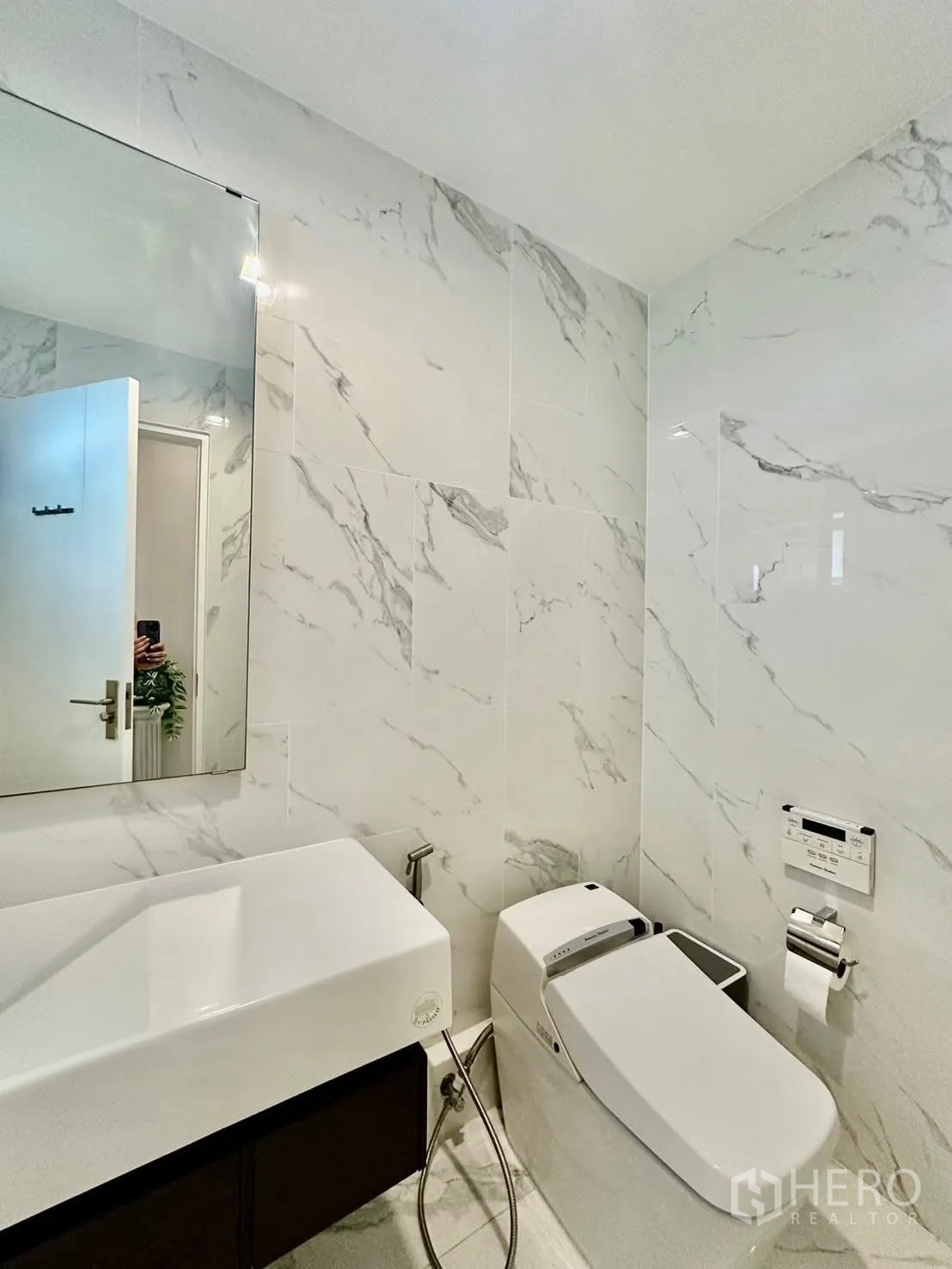 บ้านเดี่ยว for rent in Bang Phli, Samut Prakan - ห้องน้ำตกแต่งลายหินอ่อน อ่างล้างหน้าใหญ่และโถสุขภัณฑ์อัจฉริยะ.