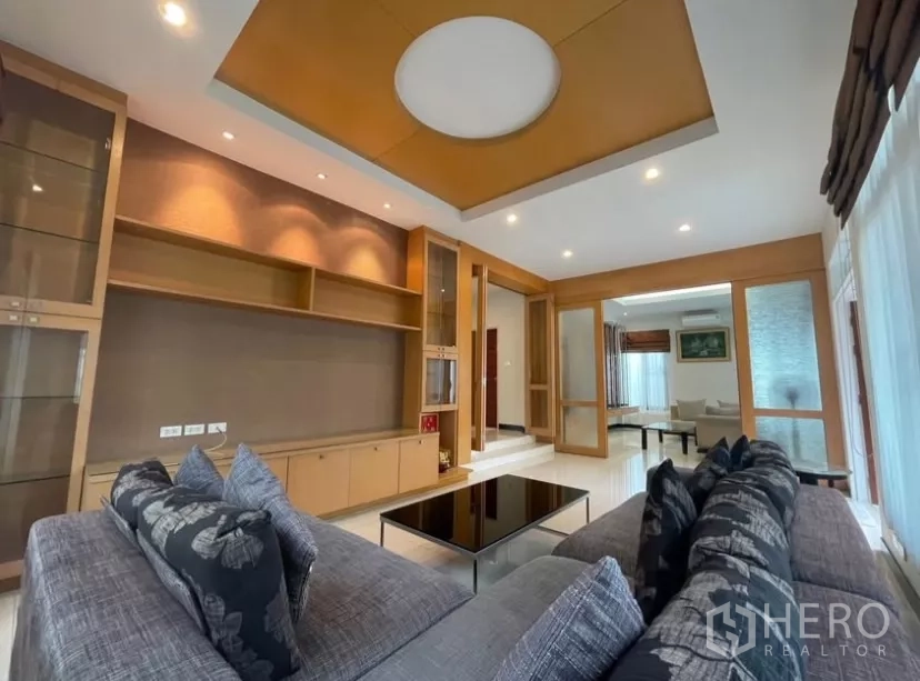 บ้าน ให้เช่าในChatuchak, Bangkok - ห้องครอบครัวสว่างเพดานหลุม ไฟดาวน์ไลต์ และหน้าต่างบานกว้าง