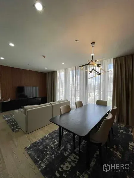 คอนโด ให้เช่าในPathum Wan, Bangkok - ห้องนั่งเล่น–ทานอาหารกว้าง หน้าต่างบานใหญ่ โคมไฟโมเดิร์น มองเห็นวิวเมือง