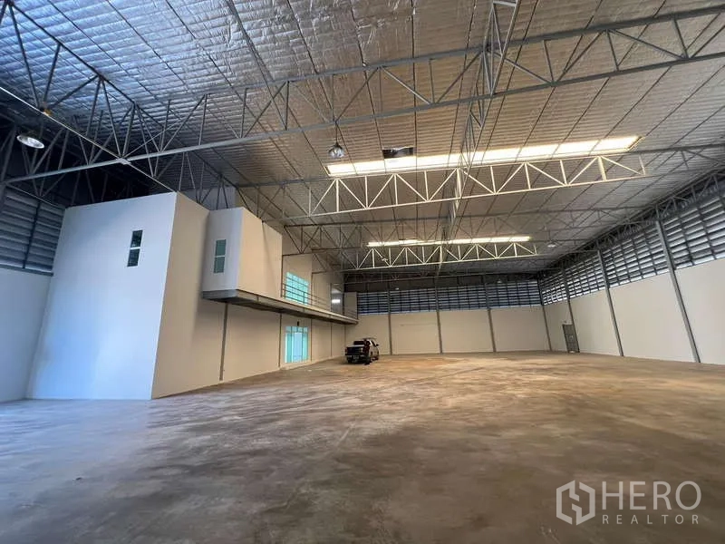 货栈 出租在Prawet, Bangkok - 高净空库厅，钢结构桁架与抛光混凝土地面。