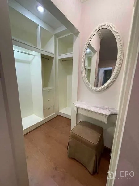 คอนโด ให้เช่า - ห้องแต่งตัวแบบวอล์กอิน พร้อมโต๊ะเครื่องแป้ง กระจก และตู้เสื้อผ้าบิวท์อิน