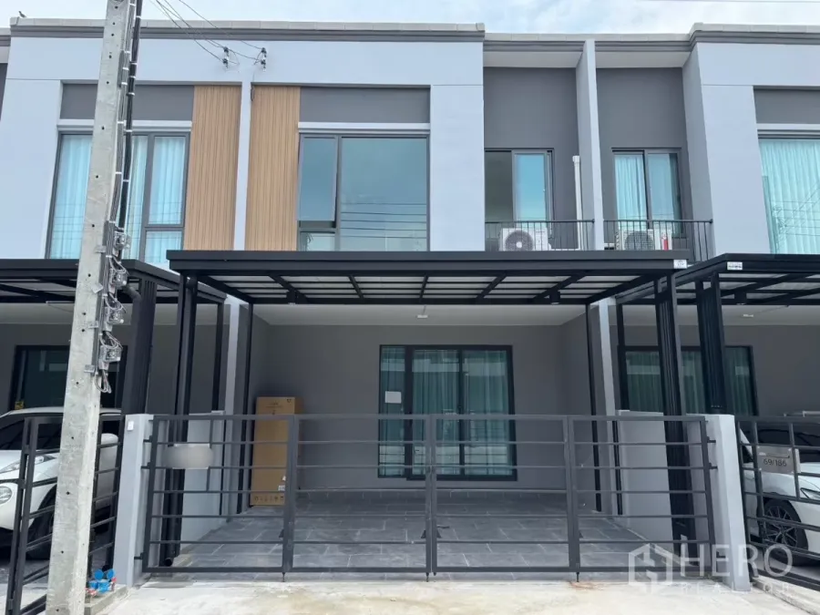 Townhouse for rent in Bang Phli, Samut Prakan - Modern two-storey townhouse exterior in Bang Phli with a gated covered double carport.