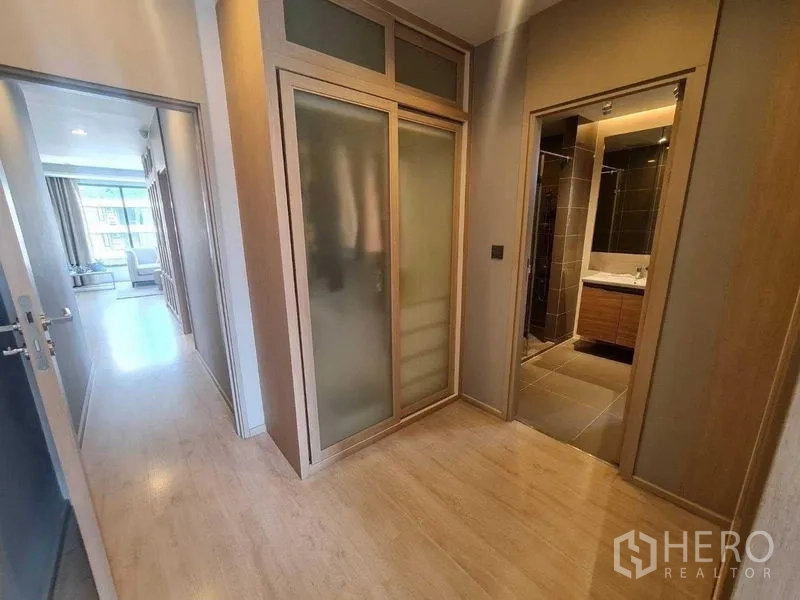 公寓 出售 - 走廊设磨砂玻璃衣柜，通往现代化卫生间。