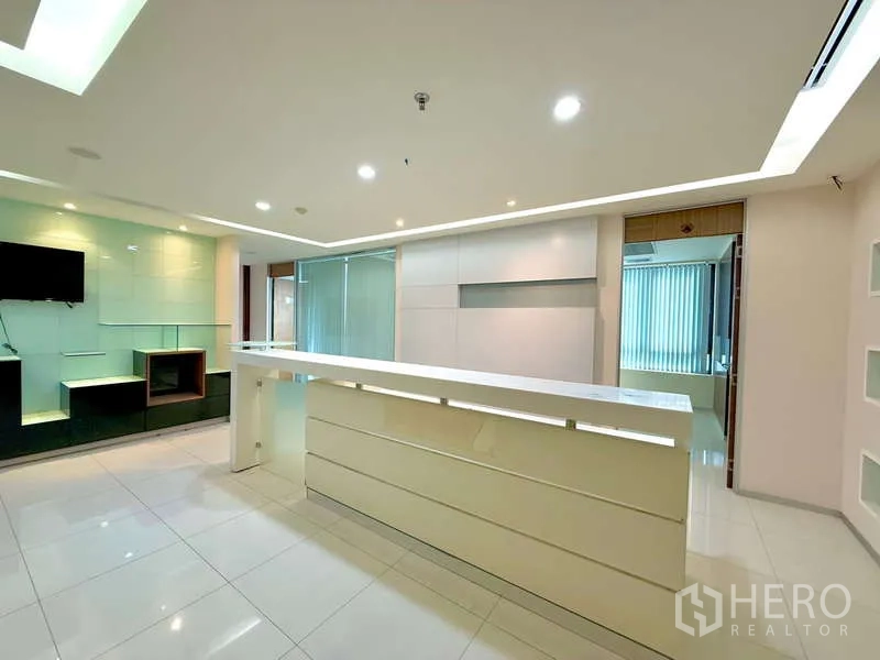 办公空间 出租在Chatuchak, Bangkok - 现代接待区，长条白色前台与嵌入式照明