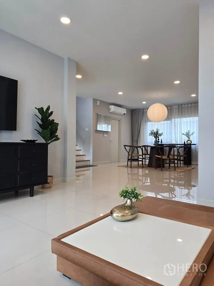 บ้านเดี่ยว for rent or sale in Bang Phli, Samut Prakan - พื้นที่นั่งเล่นเชื่อมส่วนทานข้าวแบบเปิดโล่ง พร้อมบันไดและพื้นเงา