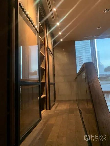 คอนโด ให้เช่าในWatthana, Bangkok - ทางเดินชั้นลอย พื้นไม้ ราวกระจก และตู้บิลท์อินติดหน้าต่างชมเมือง