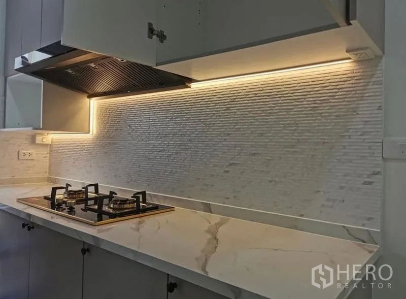 独立式住宅 出租 - 现代厨房，燃气灶、抽油烟机与橱柜下照明。