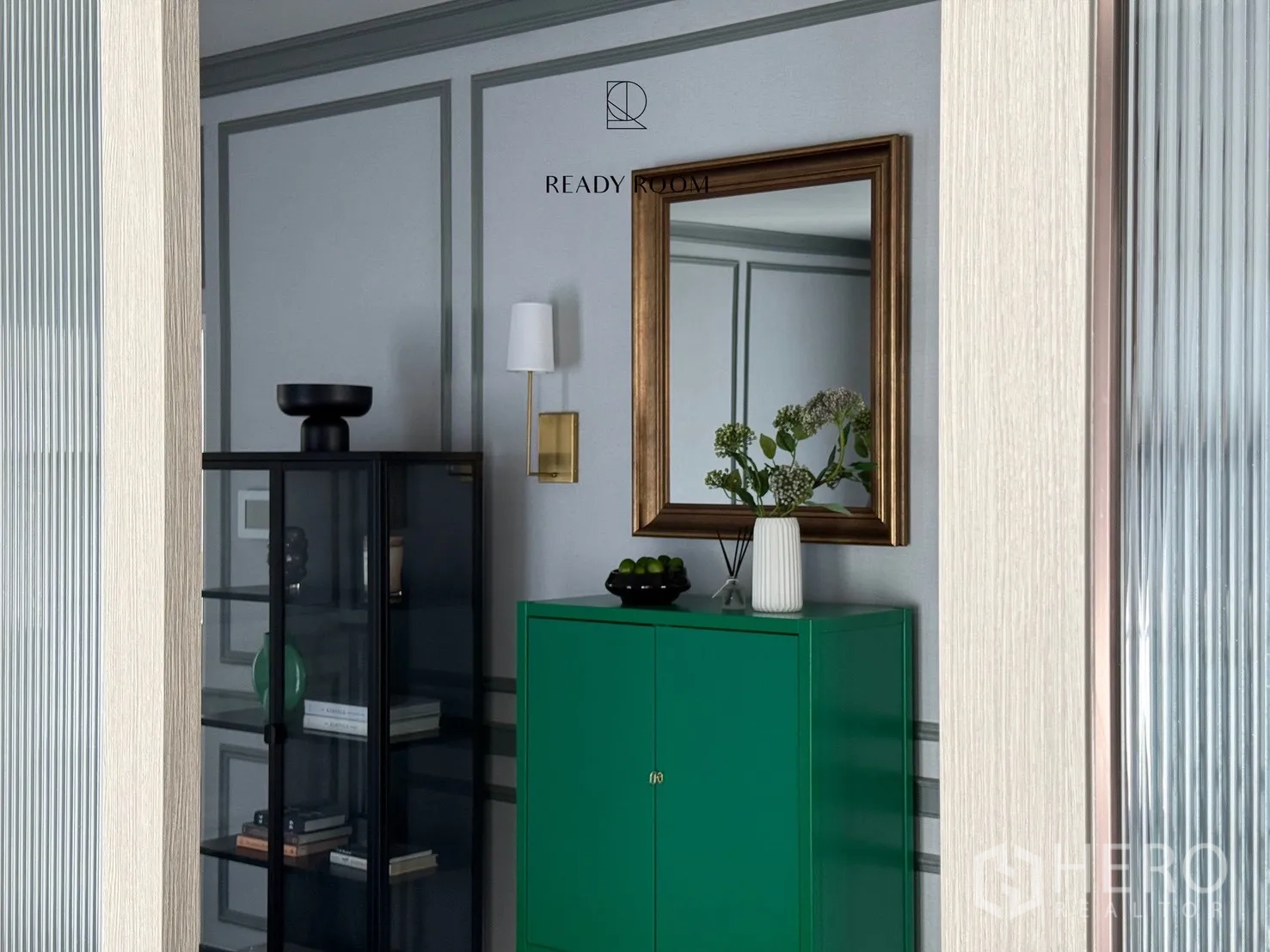 บ้าน ให้เช่าหรือขายในBang Phli, Samut Prakan - มุมตกแต่งตู้สีเขียว กระจกกรอบทอง และตู้โชว์กระจก