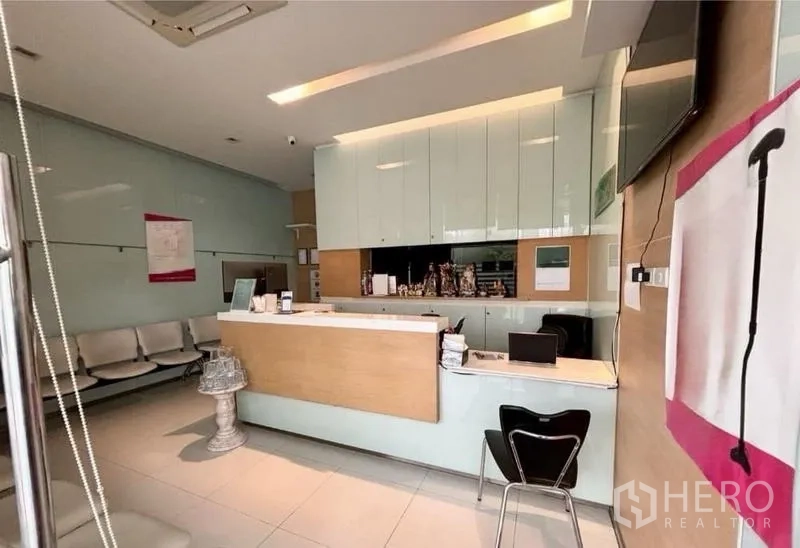 带办公室的家 出租在Watthana, Bangkok - 干净的玻璃围合大堂，设接待台与等候座椅