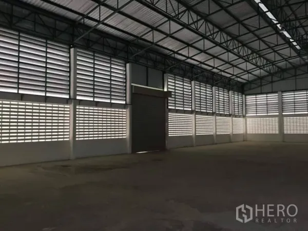 工厂 出售在Mueang Samut Prakan, Samut Prakan - 仓库内部设有卷帘装卸门与百叶通风墙板。