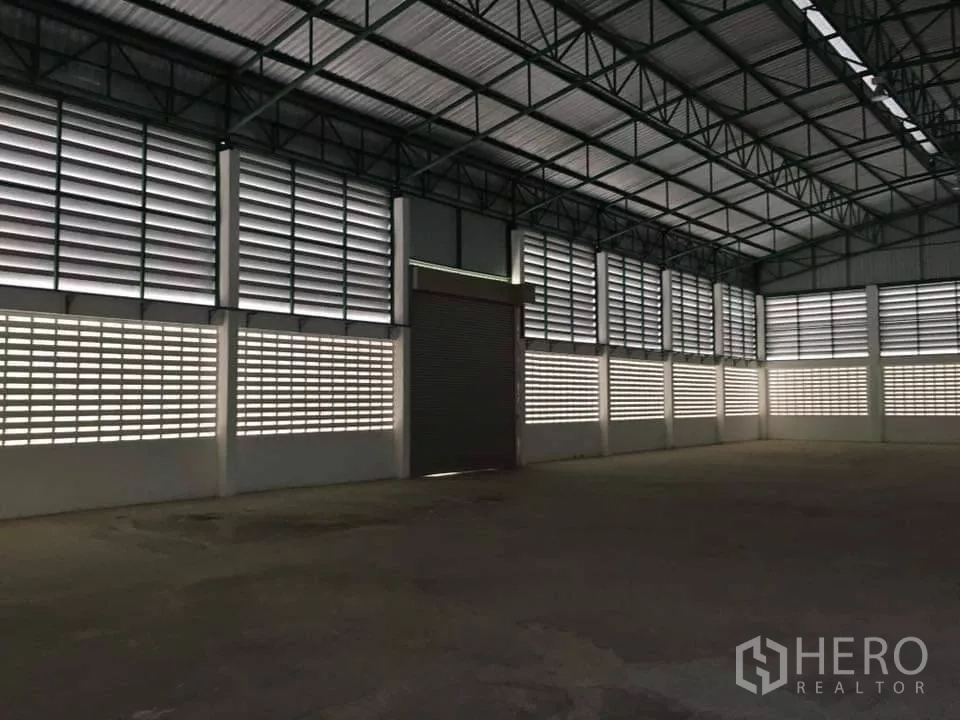 工厂 出售在Mueang Samut Prakan, Samut Prakan - 仓库内部设有卷帘装卸门与百叶通风墙板。