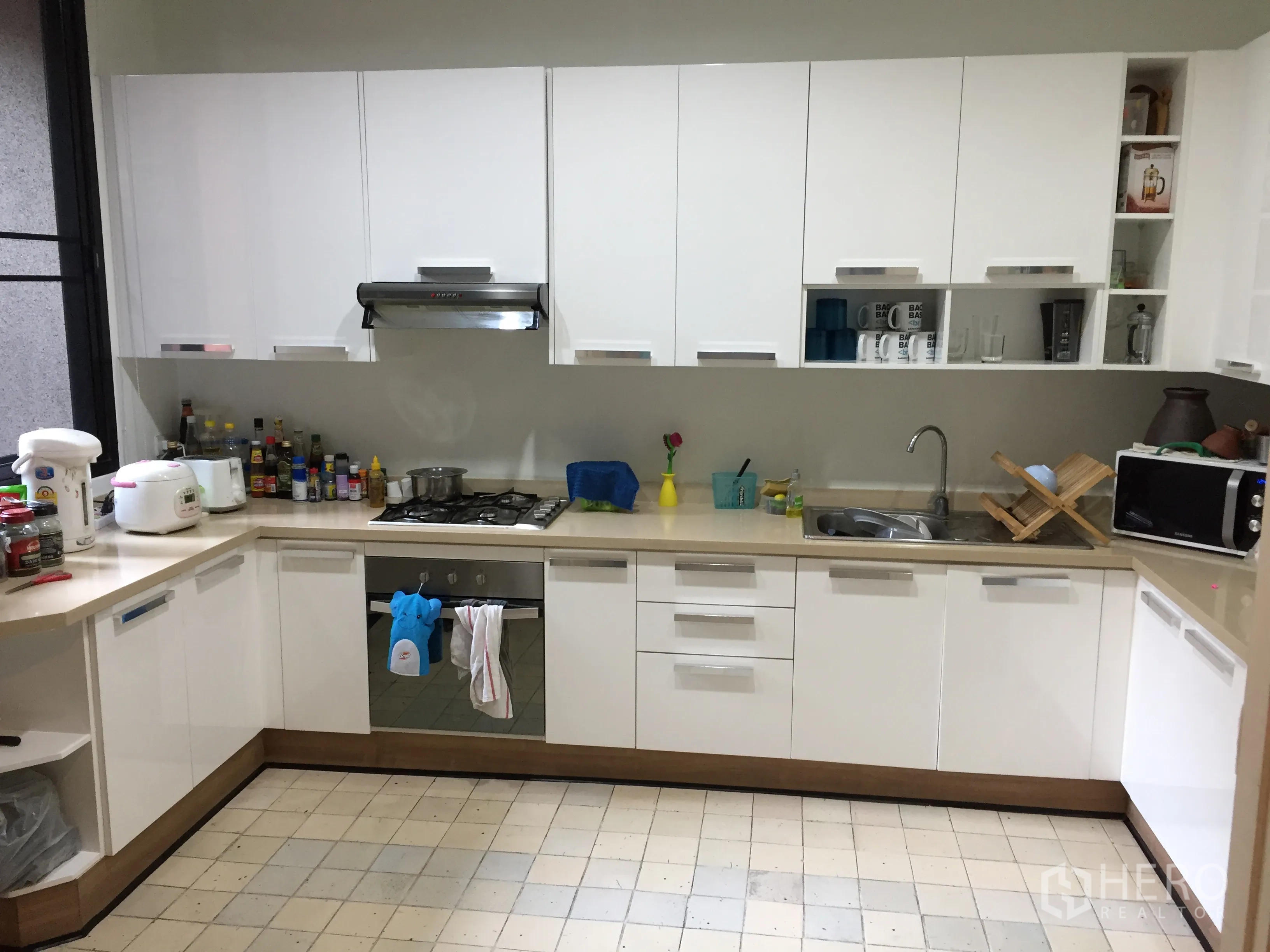 ทาวน์เฮาส์ ให้เช่าในWatthana, Bangkok - ครัวบิวท์อินโทนขาวรูปตัวแอล พร้อมเตาแก๊ส เตาอบ และตู้เก็บของ