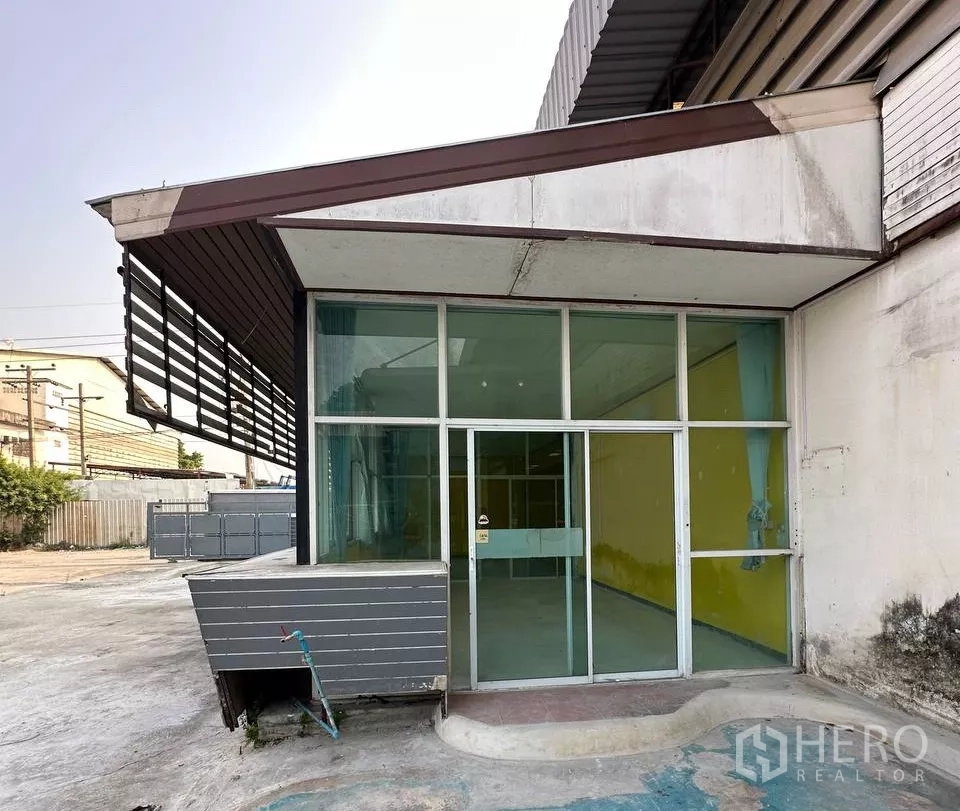 工厂 出租在Samut Prakan - 连接厂房的玻璃门办公室入口外立面