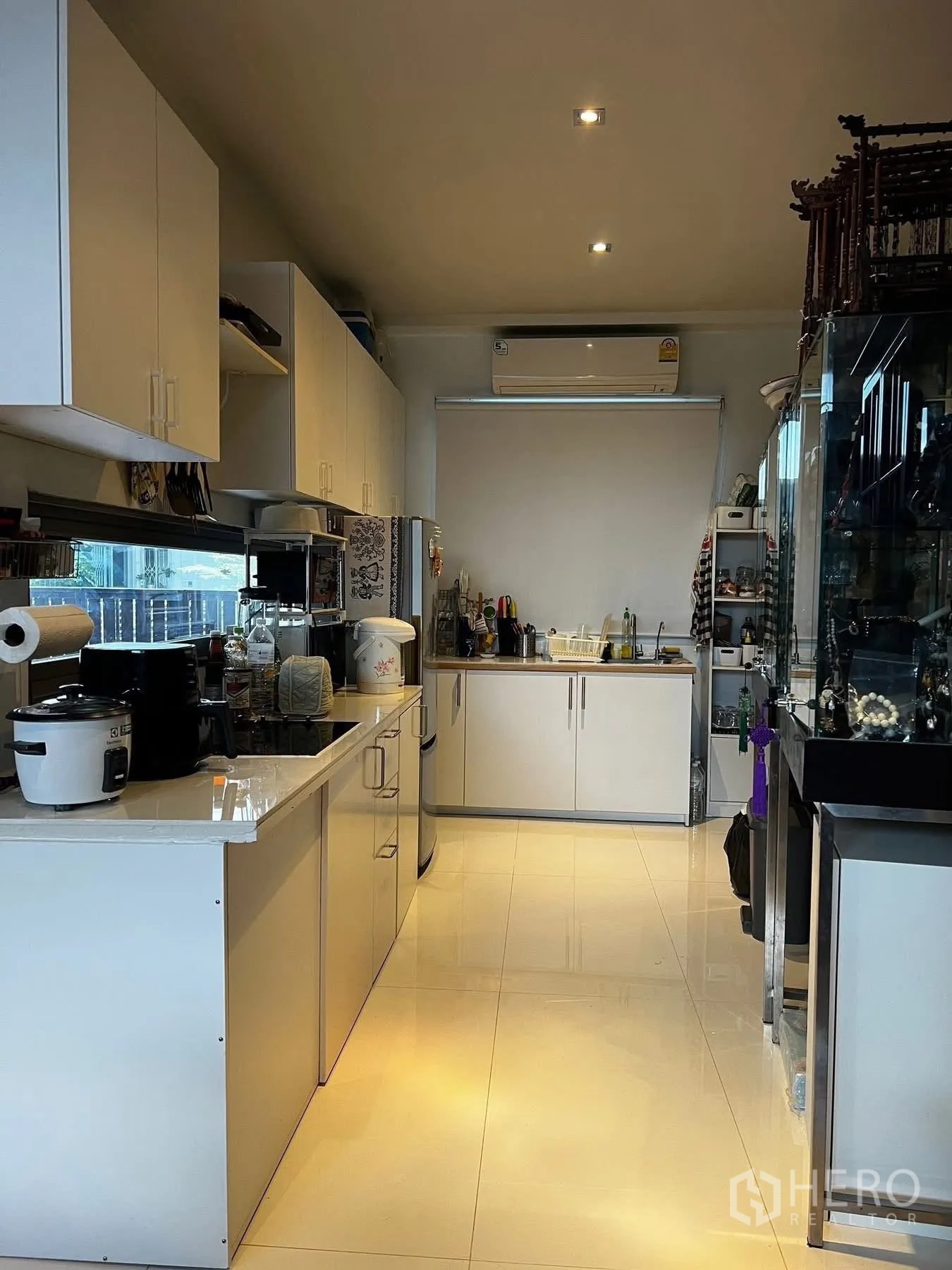 ทาวน์เฮาส์ for rent or sale in Watthana, Bangkok - ห้องครัวสว่างด้วยตู้เก็บของสีขาวและเคาน์เตอร์ใช้งานสะดวก