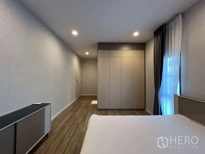 บ้าน ให้เช่าในBang Kapi, Bangkok - ห้องนอนขนาดใหญ่พร้อมตู้เสื้อผ้าบิลท์อินและไฟนุ่มนวล