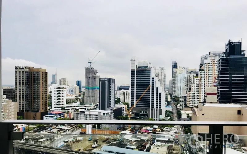 คอนโด ให้เช่าหรือขายในWatthana, Bangkok - วิวระเบียงชั้นสูง เห็นเส้นขอบฟ้าและตึกสูงย่านสุขุมวิท