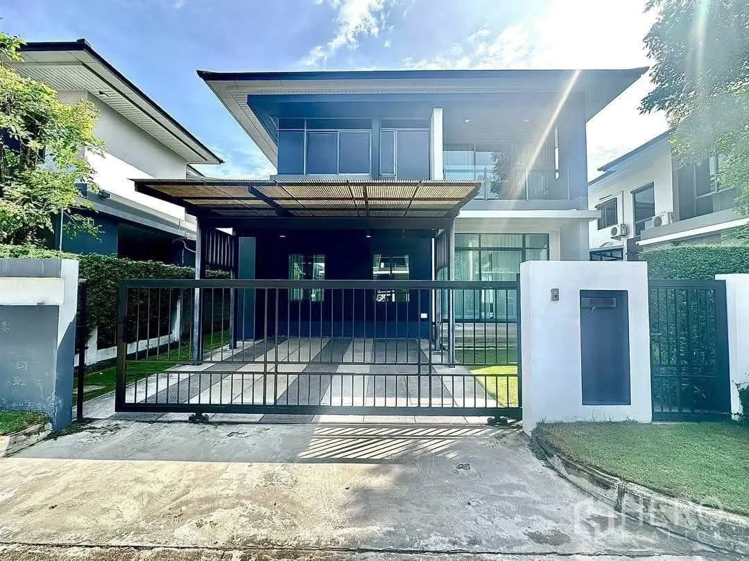 Detached House for rent in Bang Kapi, Bangkok - Modern two-storey house facade with gated driveway and covered carport.