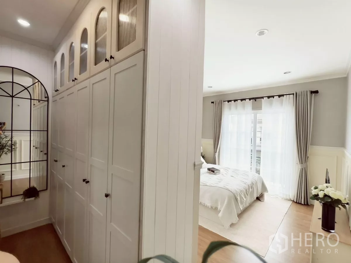 独立式住宅 出租在Khlong Luang, Pathum Thani - 更衣走廊，高柜与大镜面，通往卧室