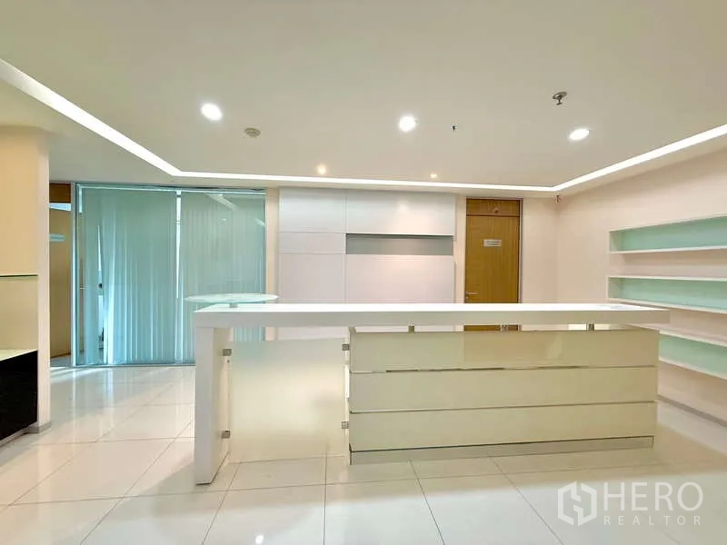 办公空间 出租在Chatuchak, Bangkok - 接待台正面视角，墙面搁架与推拉玻璃隔断