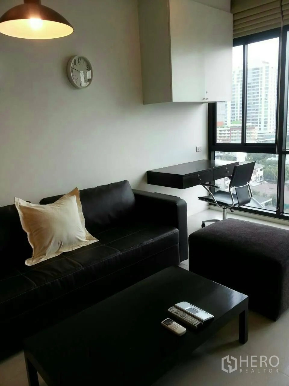 คอนโด ให้เช่าในPhaya Thai, Bangkok - ห้องนั่งเล่นสไตล์โมเดิร์น โซฟาหนัง โต๊ะกลาง และหน้าต่างบานใหญ่รับวิวเมือง