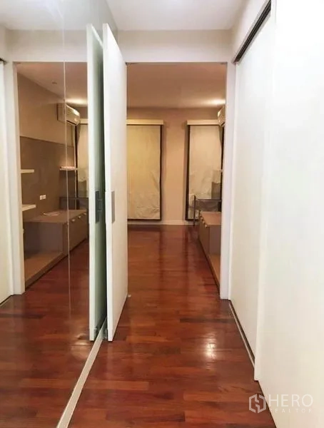 联排别墅 出租在Wang Thonglang, Bangkok - 楼层走廊，镜面推拉门与抛光木地板。