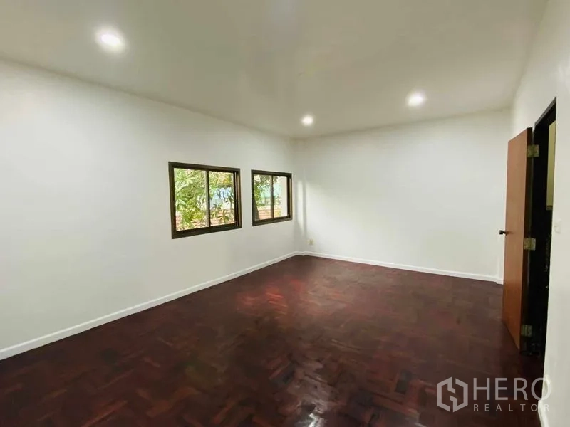 สำนักงานที่บ้าน ให้เช่าหรือขายในSuan Luang, Bangkok - ห้องนอนขนาดใหญ่ มีหน้าต่างสามบาน พื้นไม้เข้มเงา