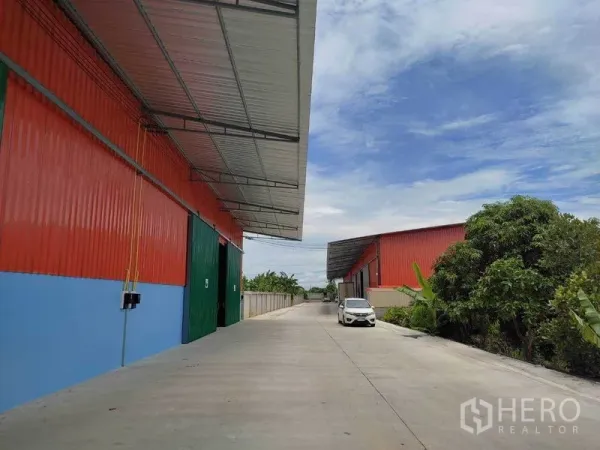 คลังสินค้า ให้เช่าในBang Yai, Nonthaburi - แถวโกดังหลายยูนิตพร้อมกันสาดตลอดแนว ทางสัญจรกว้าง มีต้นไม้ด้านข้าง