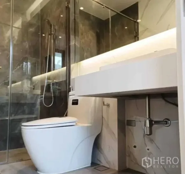 Home Office for rent in Suan Luang, Bangkok - Contemporary bathroom with glass shower enclosure, rain shower, backlit vanity and toilet.