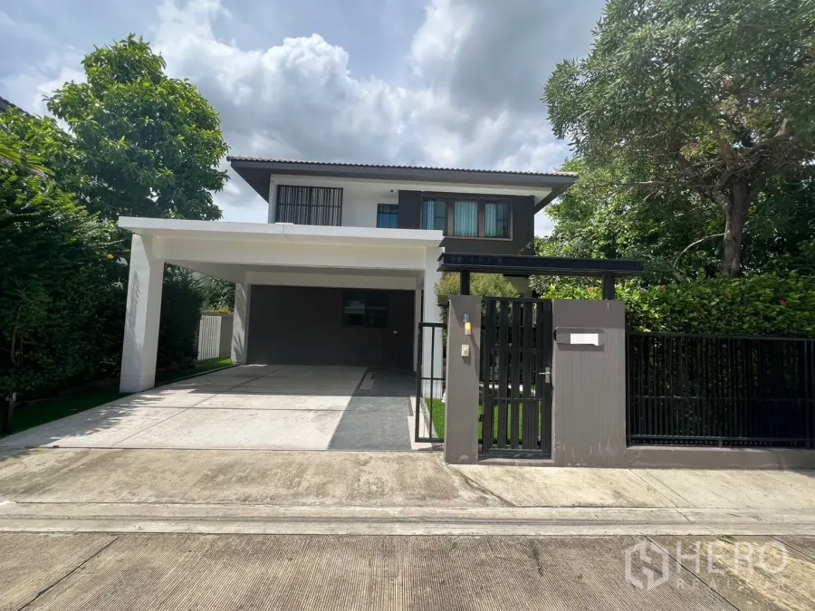 Detached House for rent in Bang Phli, Samut Prakan - Modern two-storey detached house with gated entrance and covered two-car carport.