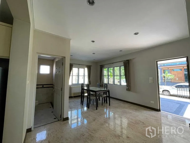 Detached House for sale in Bang Bon, Bangkok - Bright dining area next to the kitchen and a ground-floor bathroom