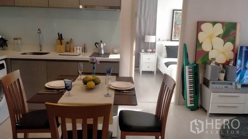 คอนโด ให้เช่าหรือขายในKhlong Toei, Bangkok - พื้นที่ทานอาหารแบบโอเพ่นแปลน ข้างครัว โต๊ะจัดวางพร้อมประตูสู่ห้องนอน