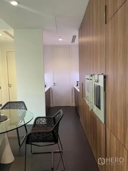 คอนโด ให้เช่าในPathum Wan, Bangkok - พื้นที่รับประทานอาหารและครัวทางเดินพร้อมเครื่องใช้บิลท์อิน