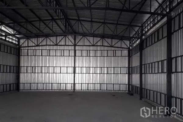 货栈 出租在Khlong Sam Wa, Bangkok - 仓库内部钢结构桁架，高挑屋顶与开阔地面，适合存储或轻加工。