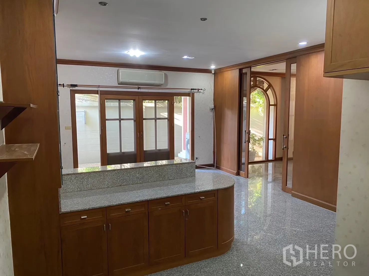 บ้าน ให้เช่าในWatthana, Bangkok - พื้นที่ครัวนั่งเล่น เคาน์เตอร์แกรนิต เปิดออกสู่สวน