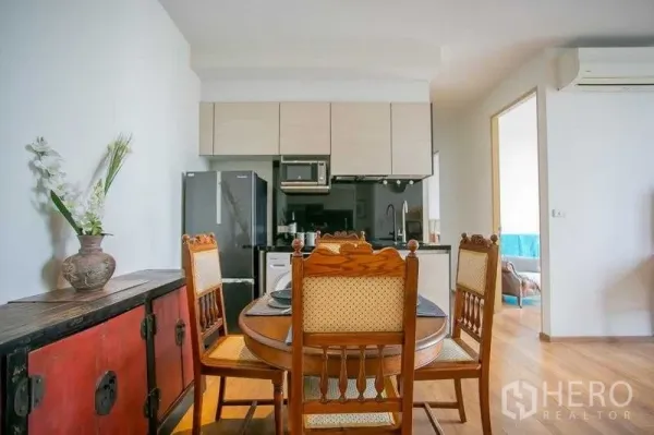 คอนโด ขายในKhlong Toei, Bangkok - โต๊ะทานอาหารสำหรับสี่ที่นั่งข้างครัวบิวท์อินพร้อมตู้แขวนและเครื่องใช้ไฟฟ้า