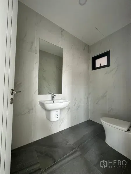 货栈 出售在Lam Luk Ka, Pathum Thani - 卫生间，仿大理石瓷砖，墙挂式洗手盆与坐便器