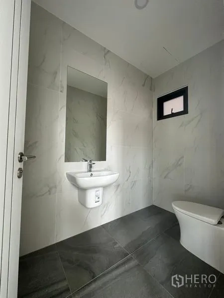 货栈 出售在Lam Luk Ka, Pathum Thani - 卫生间，仿大理石瓷砖，墙挂式洗手盆与坐便器