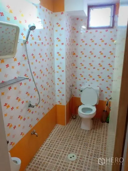 ทาวน์เฮาส์ ให้เช่าในPhra Khanong, Bangkok - ห้องน้ำพร้อมฝักบัว โถสุขภัณฑ์ และผนังกระเบื้องลายดอกสีส้ม