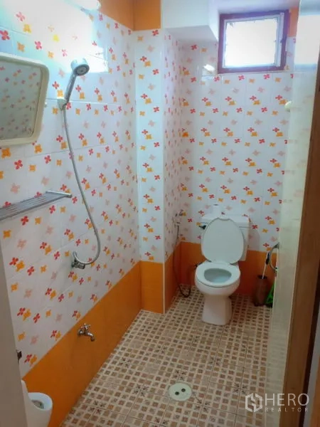 ทาวน์เฮาส์ ให้เช่าในPhra Khanong, Bangkok - ห้องน้ำพร้อมฝักบัว โถสุขภัณฑ์ และผนังกระเบื้องลายดอกสีส้ม