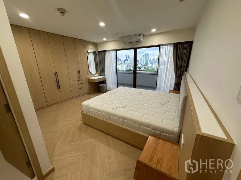 คอนโด ให้เช่าในWatthana, Bangkok - ห้องนอนใหญ่พร้อมวิวเมือง ตู้เสื้อผ้าตลอดผนัง และโต๊ะเครื่องแป้ง