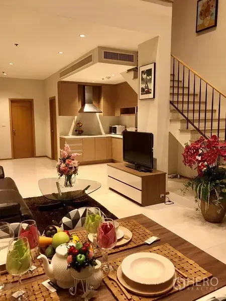 คอนโด ให้เช่าในKhlong Toei, Bangkok - มุมทานอาหารมองสู่ห้องนั่งเล่น ทีวี ครัวเปิด และบันได โทนสีอบอุ่น