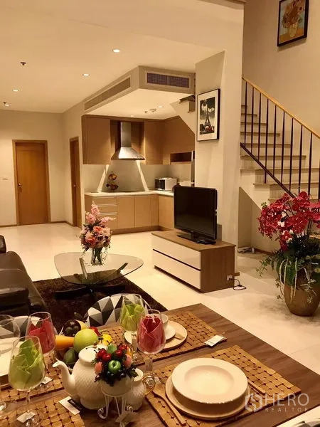 คอนโด ให้เช่าในKhlong Toei, Bangkok - มุมทานอาหารมองสู่ห้องนั่งเล่น ทีวี ครัวเปิด และบันได โทนสีอบอุ่น