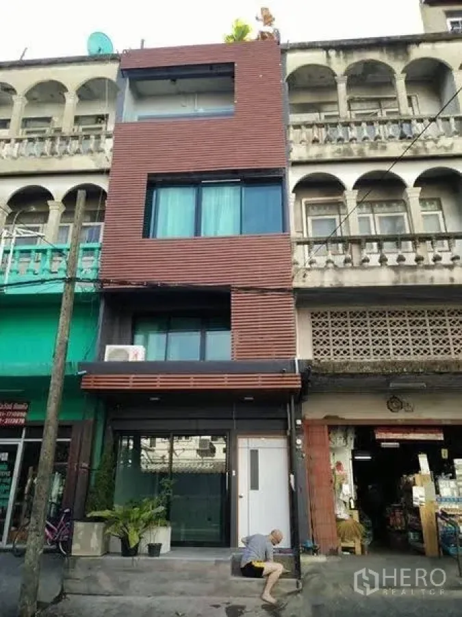 店屋 出售在Phra Khanong, Bangkok - 当代风格多层店屋外立面，玻璃店面与木质格栅。