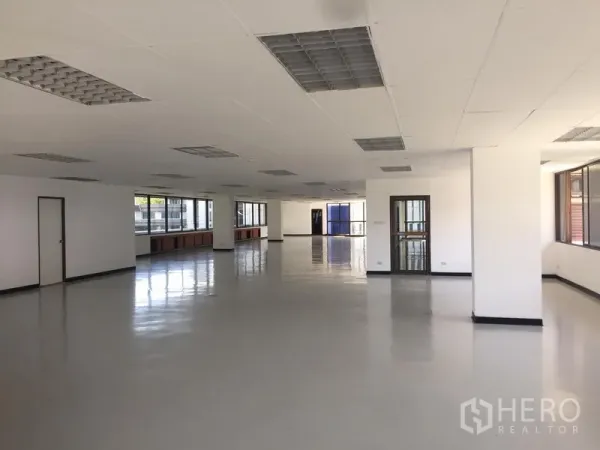Office Space for rent in Bang Kapi, Bangkok - Expansive column-free office space with recessed fluorescent light panels and multiple internal doors.