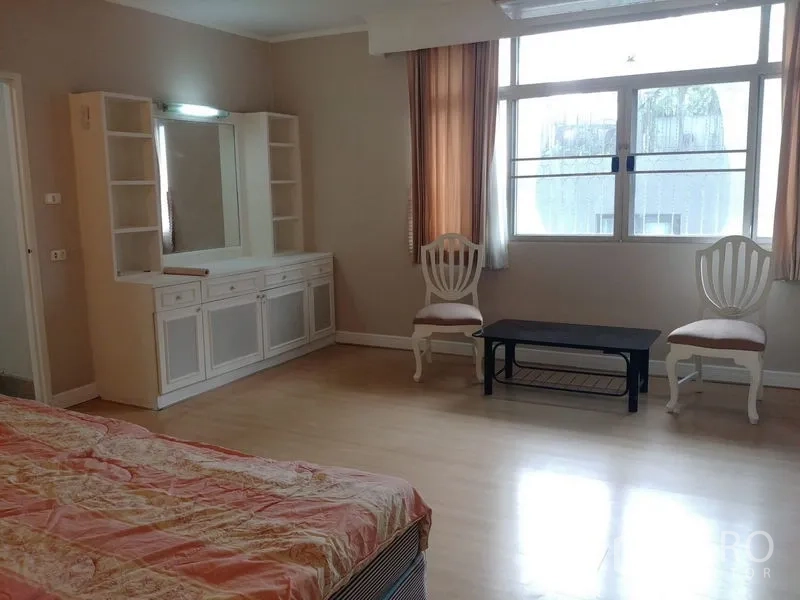 คอนโด ให้เช่าในWatthana, Bangkok - มุมโต๊ะเครื่องแป้ง กระจกพร้อมชั้นวาง และพื้นที่นั่งริมหน้าต่าง