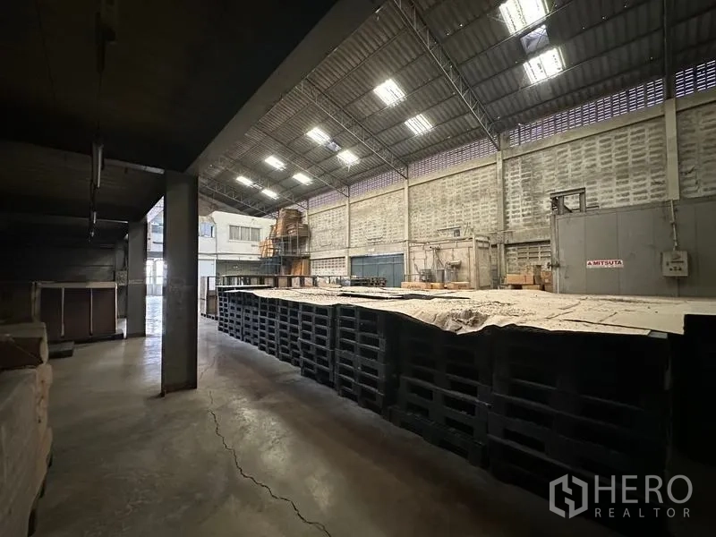 โรงงาน ให้เช่าในLam Luk Ka, Pathum Thani - พื้นที่ผลิตครอบคลุม พื้นคอนกรีต ผนังช่องลมสูง