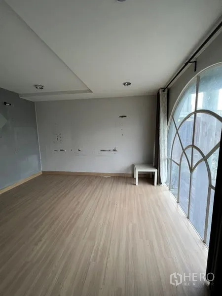 店屋 出租在Watthana, Bangkok - 采光房，超大拱形窗与浅色木地板。