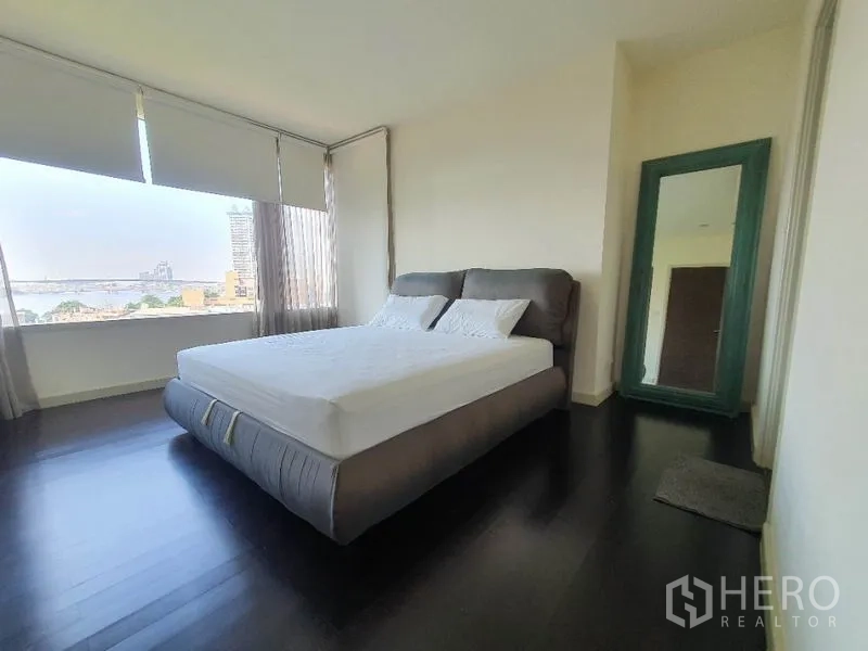 คอนโด ให้เช่าในKhlong San, Bangkok - ห้องนอนหลัก เตียงบุนวม หน้าต่างสูงจากพื้นจรดเพดาน วิวแม่น้ำ