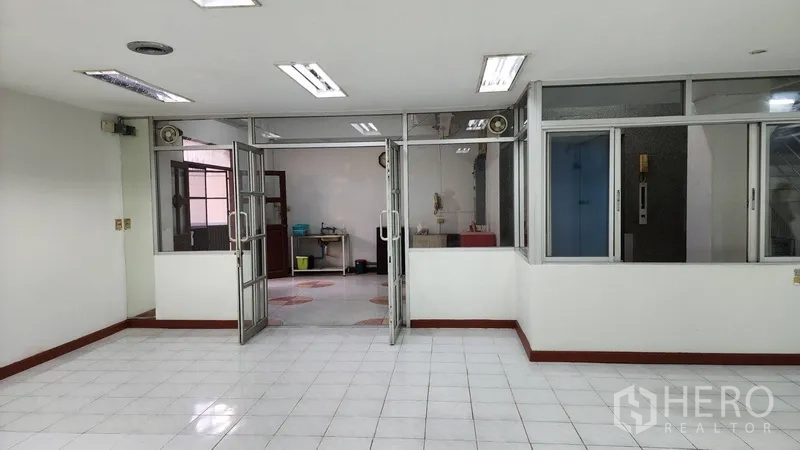 สำนักงาน ให้เช่าหรือขายในKhlong Toei, Bangkok - ห้องทำงานมีประตูกระจกบานเลื่อน เปิดสู่พื้นที่เอนกประสงค์ด้านหลัง