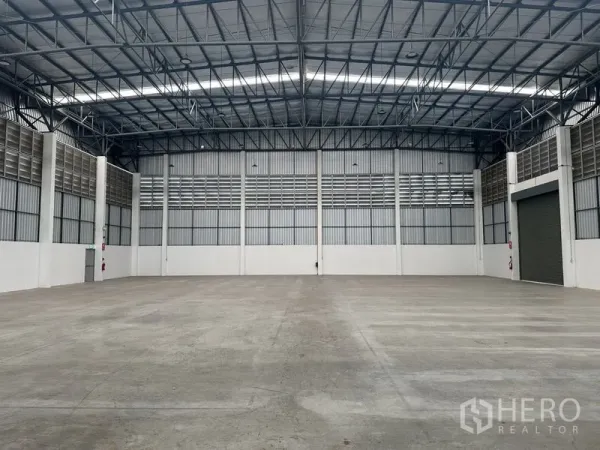 工厂 出租在Bang Sao Thong, Samut Prakan - 无柱厂房大厅，通风金属墙面、挑高空间与宽幅装卸门。